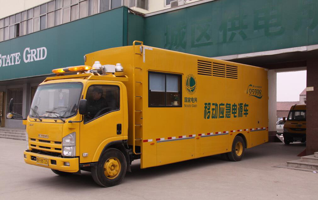 揚(yáng)州兩輛移動(dòng)電源車第一時(shí)間趕赴阜寧受災(zāi)現(xiàn)場，為災(zāi)區(qū)人民送電