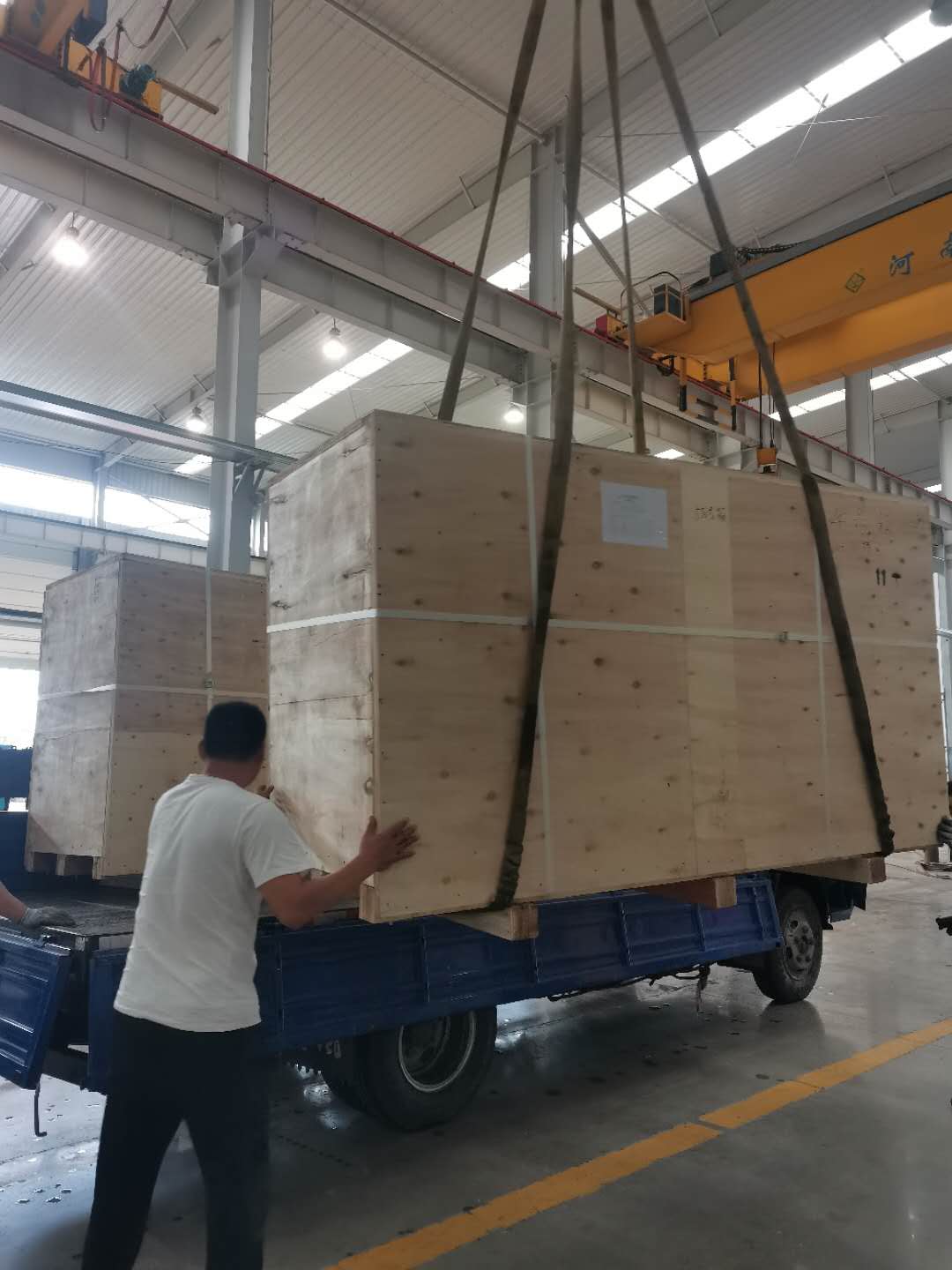 350千瓦康明斯柴油機組木箱打包 ，中轉站運往港口